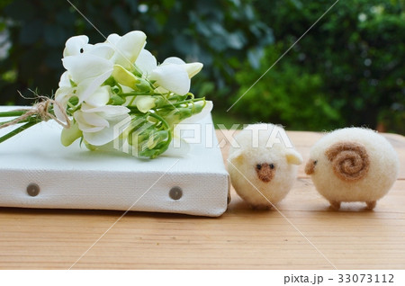 サマースイートピーの花束とひつじ　 33073112