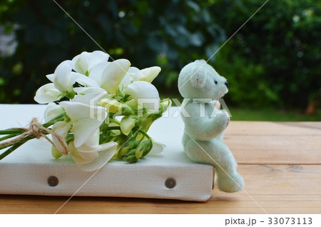 サマースイートピーの花束とテディベア 33073113