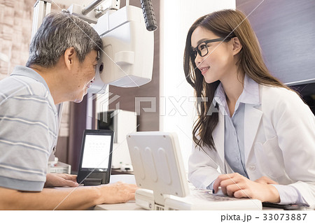 old man with optometrist 33073887