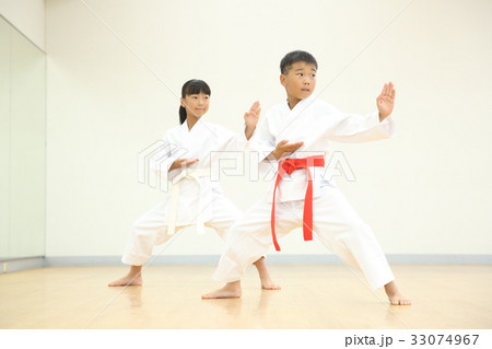 空手をする子供 空手をする子供 33074967