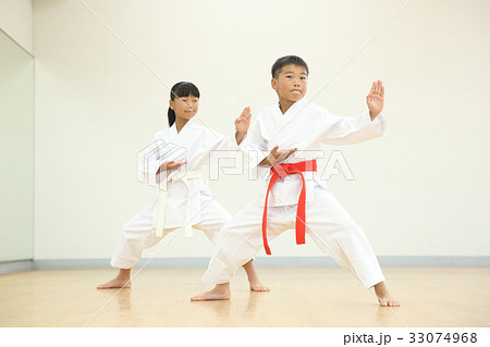 空手をする子供 33074968