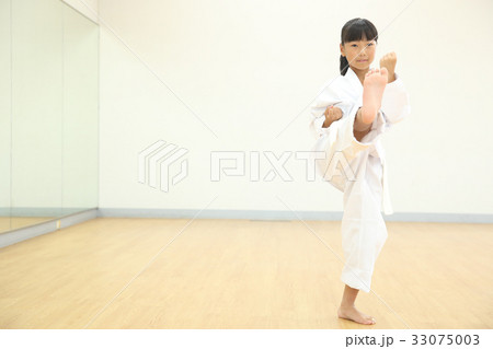 空手をする子供 33075003
