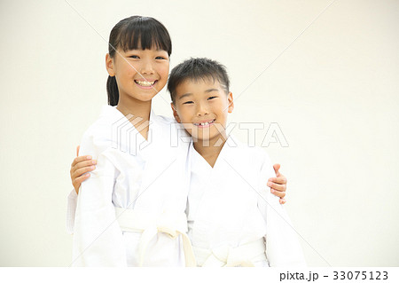 空手をする子供 33075123