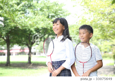 ラケットを持つ子どもたち 33075649
