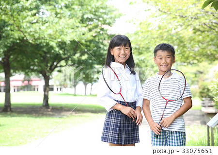 ラケットを持つ子どもたち 33075651