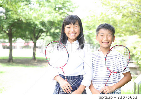 ラケットを持つ子どもたち 33075653