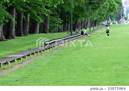 若い二人 33075964