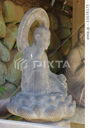 信州の文化財　名工　守屋貞治の石仏　か羅陀山地蔵大菩薩　本体右俯瞰（岡谷市照光寺） 33076175