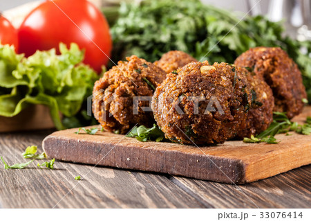 Chickpea falafel balls with vegetables 33076414