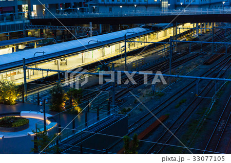 東京 早朝の新宿駅の写真素材