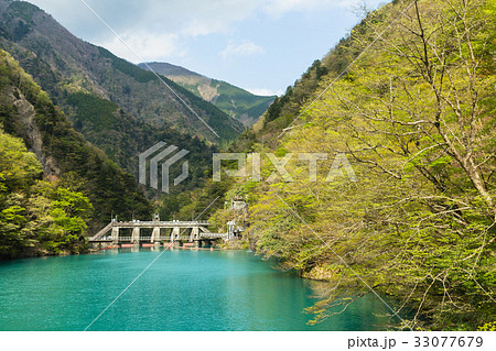 静岡　寸又峡の夢の吊り橋からの大間ダム 33077679