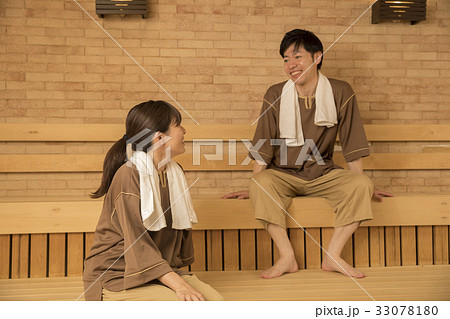 サウナに入る夫婦(カップル） 33078180