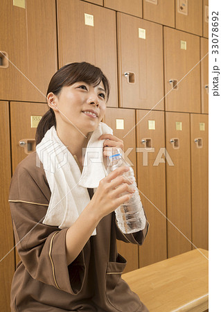 温泉施設のロッカールームで水分補給する女性 33078692