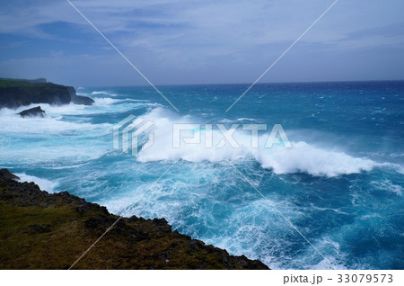 台風の宮古島 ムイガー断崖の写真素材