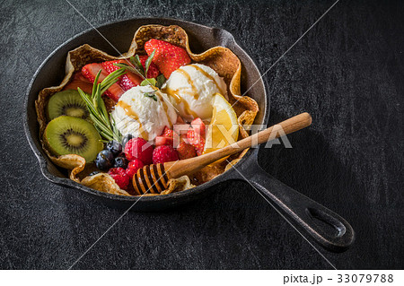 クレープ Cake of typical crepe France クレープ Cake of typical crepe France 33079788