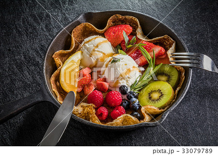 クレープ　Cake of typical crepe France 33079789