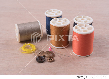 closeup needles, thread spool, scissors, button closeup needles, thread spool, scissors, button 33080032