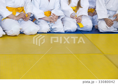 Group of children in kimono sitting on tatami Group of children in kimono sitting on tatami 33080042