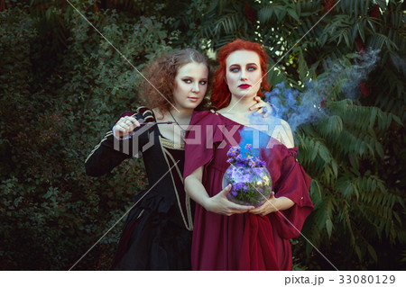 Two women are a shaman. 33080129