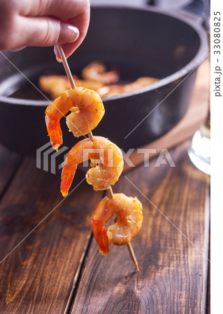 Shrimps on stick for barbecue. 33080825