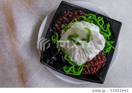 Traditional Singapore cold dessert called Chendol 33081041