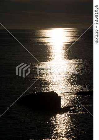 夕暮れの光る海 33081066