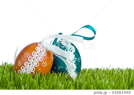 easter eggs in grass 33081440