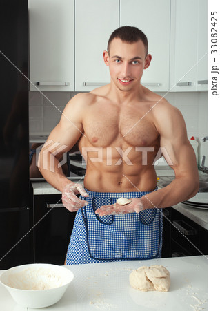 Man shows dumplings. 33082425