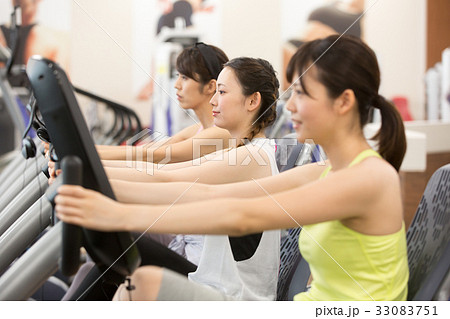 スポーツジム　マシントレーニング 33083751