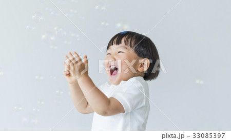 おかっぱの子ども　シャボン玉 33085397