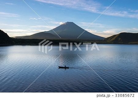 富士山 夏富士と本栖湖に浮かぶボートの写真素材