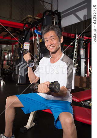 スポーツジム　ナイスミドル　トレーニング　ライフスタイル　GYM　トレーニング　若々しい　ウェア 33085750