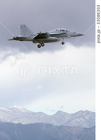 丹沢山系を背景に飛行する米海軍の空母艦載機E/A-18Gグラウラー電子戦機 丹沢山系を背景に飛行する米海軍の空母艦載機E/A-18Gグラウラー電子戦機 33086303