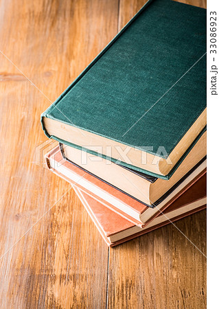 積み重なった古い本 33086923