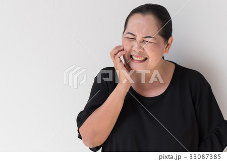 woman suffering from toothache, tooth sensitivity woman suffering from toothache, tooth sensitivity 33087385