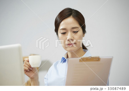 見下ろす 見おろす ノートパソコン 33087489