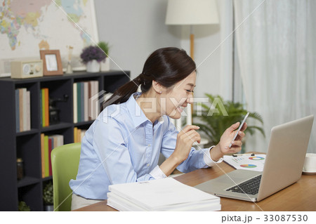 笑顔 微笑 微笑み 33087530