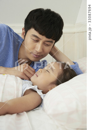 見下ろす 見おろす 東洋人 33087694