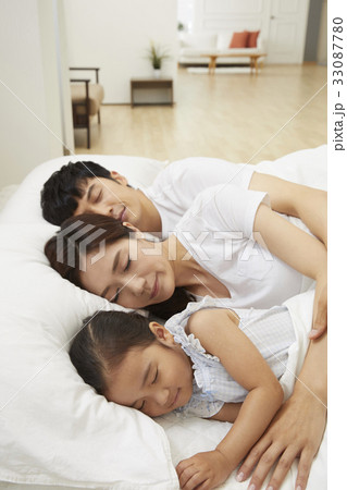 東洋人 夫婦 上半身 33087780