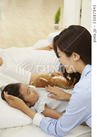 見下ろす 見おろす 東洋人 33087845