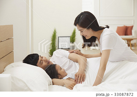 感情 下を向く 会話 33087872