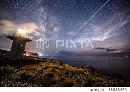 三宅島 伊豆岬灯台と天の川 三宅島 伊豆岬灯台と天の川 33088470