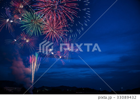 滋賀県　愛知川祇園納涼祭花火大会　比較明合成 33089432