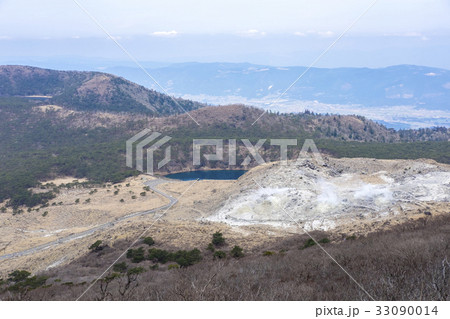 白鳥山と硫黄山 えびの高原の韓国岳 白鳥山と硫黄山 えびの高原の韓国岳 33090014