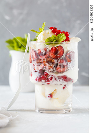 Homemade vanilla ice cream with berries Homemade vanilla ice cream with berries 33090834