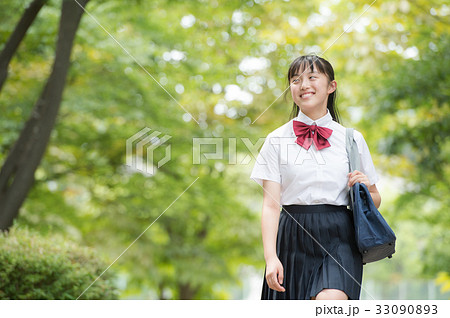 夏服の女子中学生 新緑の写真素材