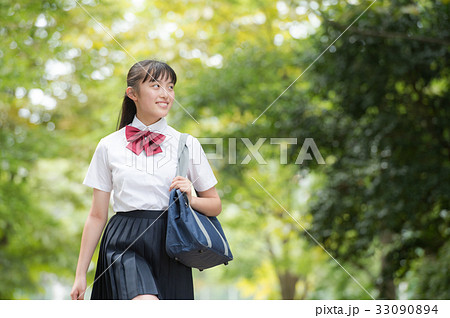夏服の女子中学生 新緑の写真素材