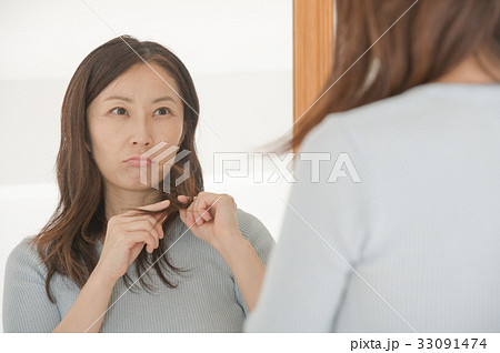 髪を気にするミドル女性 33091474