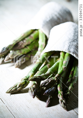 bunches of fresh asparagus bunches of fresh asparagus 33094731