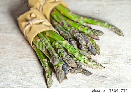 bunches of fresh asparagus bunches of fresh asparagus 33094732